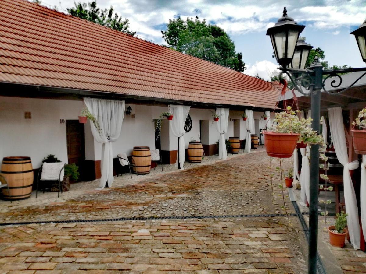 Zamecky Penzion Rotunda Břeclav Buitenkant foto